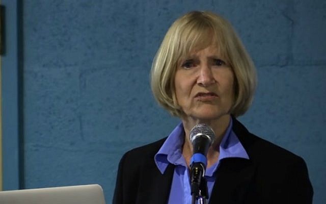 Alison Weir, fondatrice de If Americans Knew, une organisation qui cherche à délégitimer le soutien américain à Israël. (Capture d'écran YouTube)