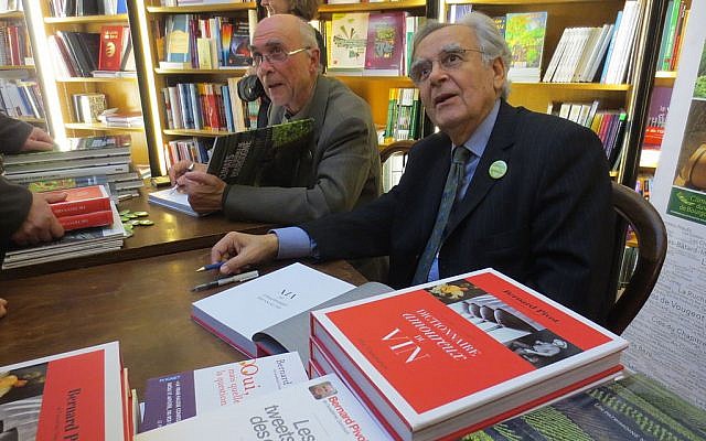 Bernard Pivot (à droite) en dédicace à Beaune, en 2013. (Crédit : Arnaud 25 / Wikimédia / CC BY-SA 3.0) Bernard Pivot (à droite) en dédicace à Beaune, en 2013. (Crédit : Arnaud 25 / Wikimédia / CC BY-SA 3.0)