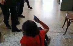 Capture d'écran d'une vidéo montrant la journaliste de la chaîne Kan, Vered Pelman, au sol, après été prétendument jetée au sol par les membres de la famille de l'un des deux Israéliens soupçonnés de viol en Grèce, le 3 septembre 2019 (Crédit :  Twitter)