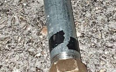 Une bombe artisanale trouvée et neutralisée par les forces de sécurité israéliennes le long d'une route située à proximité de Naplouse, en Cisjordanie, le 24 septembre 2019 (Crédit : Armée israélienne)