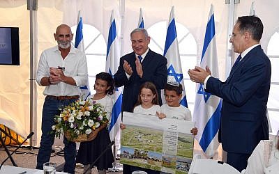 (De gauche à droite) Le président du Conseil régional de la vallée du Jourdain, David Elhayani, le Premier ministre Benjamin Netanyahu et le secrétaire du cabinet, Tzachi Braverman, applaudissent après que le gouvernement eut autorisé la légalisation de l'avant-poste de Mevo'ot Yericho lors de la réunion hebdomadaire du cabinet au conseil régional de Jordan Valley, le 15 septembre. 2019 (Crédit : Haim Tzach / GPO)