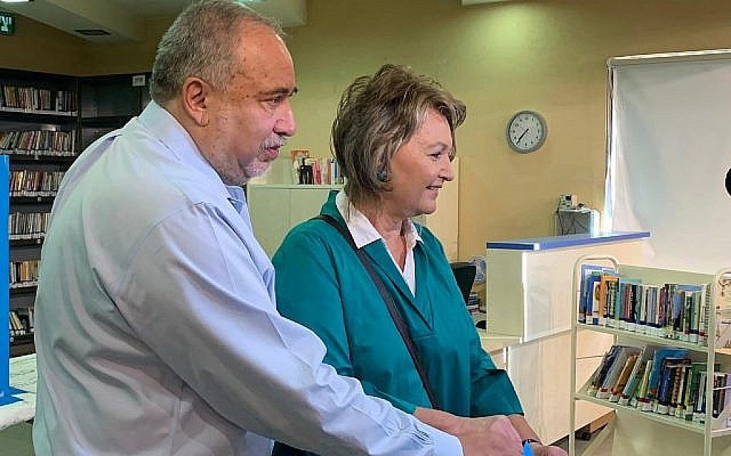 Le président d'Yisrael Beytenu, Avigdor Liberman, a voté le 17 septembre 2019. (Crédit : autorisation d'Yisrael Beytenu)