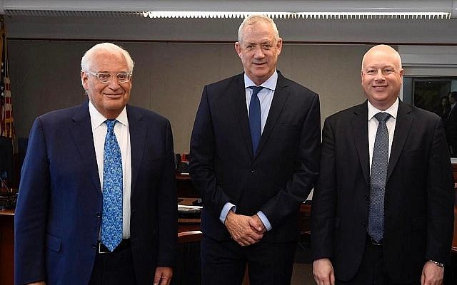 L'ambassadeur des États-Unis en Israël, David Friedman, (à gauche), le président de Kakhol lavan, Benny Gantz, (au centre), et l'envoyé américain pour la paix, Jason Greenblatt, (à droite), en réunion à la succursale de l'ambassade des États-Unis à Tel Aviv le 23 septembre 2019. (Autorisation/Matty Stern/Ambassade des États-Unis à Jérusalem) L'ambassadeur des États-Unis en Israël, David Friedman, (à gauche), le président de Kakhol lavan, Benny Gantz, (au centre), et l'envoyé américain pour la paix, Jason Greenblatt, (à droite), en réunion à la succursale de l'ambassade des États-Unis à Tel Aviv le 23 septembre 2019. (Autorisation/Matty Stern/Ambassade des États-Unis à Jérusalem)