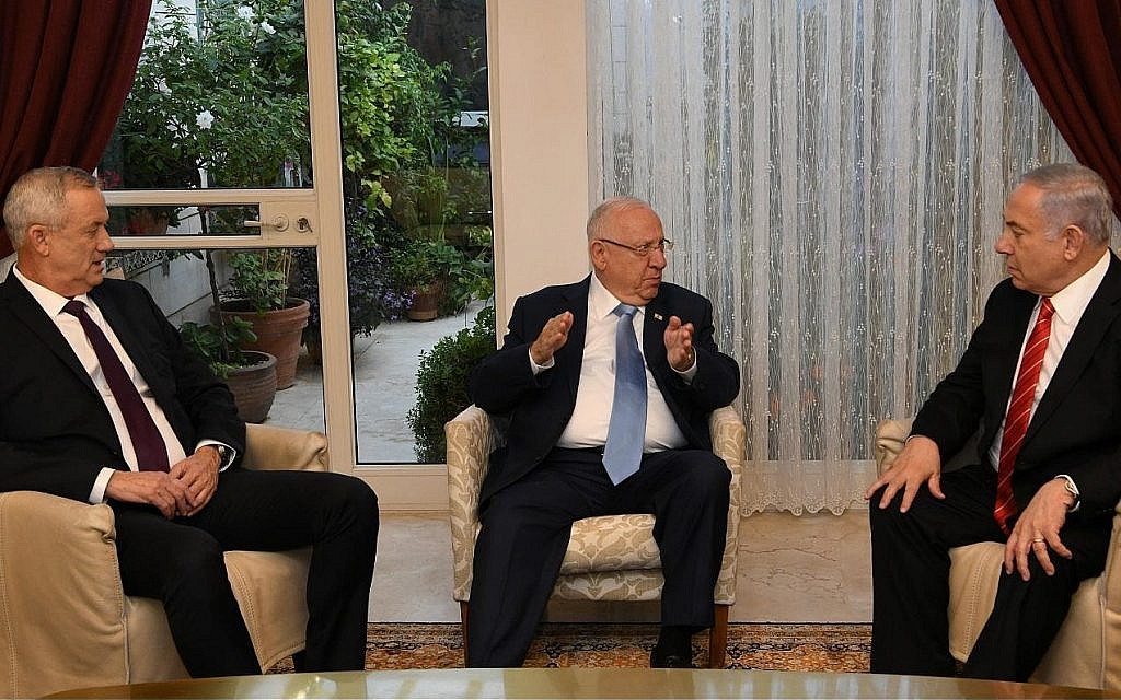 Le leader de Kakhol lavan Benny Gantz (à gauche), le président Reuven Rivlin (C) et le Premier ministre Benjamin Netanyahu (à droite) se rencontrent à la résidence du Président à Jérusalem, le 25 septembre 2019. (Amos Ben Gershom/GPO) Le leader de Kakhol lavan Benny Gantz (à gauche), le président Reuven Rivlin (C) et le Premier ministre Benjamin Netanyahu (à droite) se rencontrent à la résidence du Président à Jérusalem, le 25 septembre 2019. (Amos Ben Gershom/GPO)