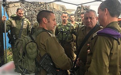 Le colonel Barak Hiram, au centre-gauche parle à Gadi Eisenkot, le 9 mai 2018. (Crédit : armée israélienne) Le colonel Barak Hiram, au centre-gauche parle à Gadi Eisenkot, le 9 mai 2018. (Crédit : armée israélienne)