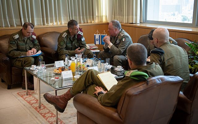 Le chef d'état-major Aviv Kohavi, à gauche rencontre le commandant de la FINUL Stefano Del Col aux quartiers généraux de l'armée israélienne à Tel Aviv le 1er septembre 2019. (Crédit : armée israélienne) Le chef d'état-major Aviv Kohavi, à gauche rencontre le commandant de la FINUL Stefano Del Col aux quartiers généraux de l'armée israélienne à Tel Aviv le 1er septembre 2019. (Crédit : armée israélienne)
