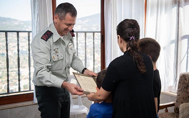 Le chef d'état-major Aviv Kochavi remet, à titre posthume, une citation au mérite à l'épouse du au soldat israélien tué par un tir ami lors d'un raid à Gaza en novembre 2018, le 22 septembre 2019. (Crédit : armée israélienne)