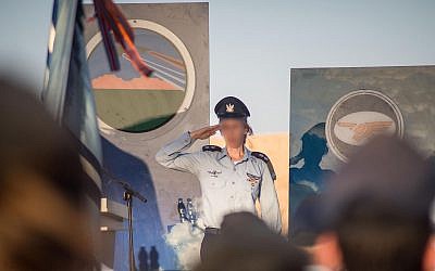 Le lieutenant-colonel "Gimel" prend le commandement de l'escadron Nachshon de l'armée de l'air israélienne le 24 septembre 2019, ce qui en fait la première femme à diriger un escadron aérien. (Armée israélienne)