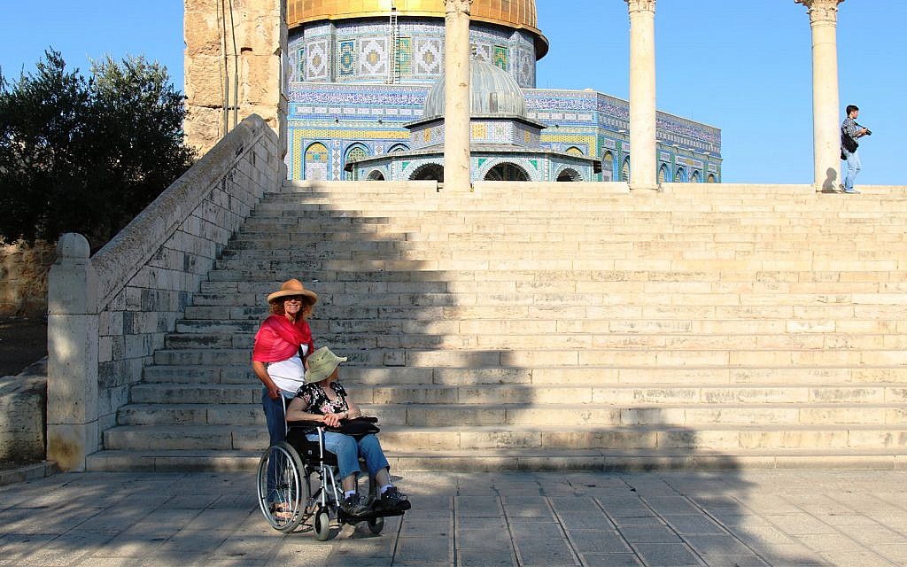 Le Dôme du rocher accessible aux personnes en situation de handicap via une rampe (Crédit : Shmuel Bar-Am)