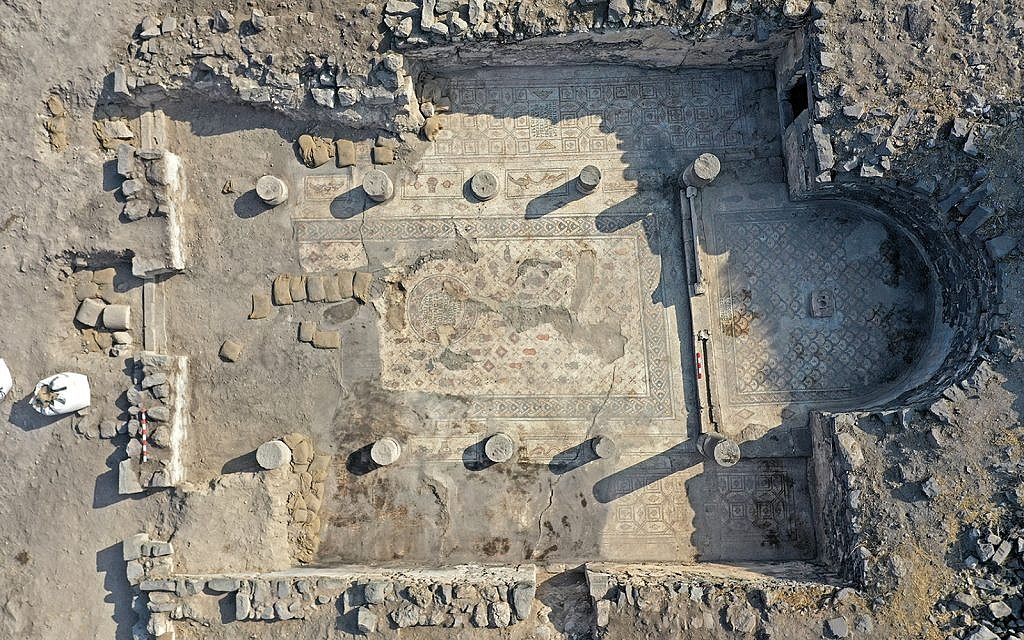 La mosaïque de "l'Eglise brûlée" sur le projet de Fouilles Hippos-Sussita au parc national Susita, été 2019. (Crédit : Michael Eisenberg)