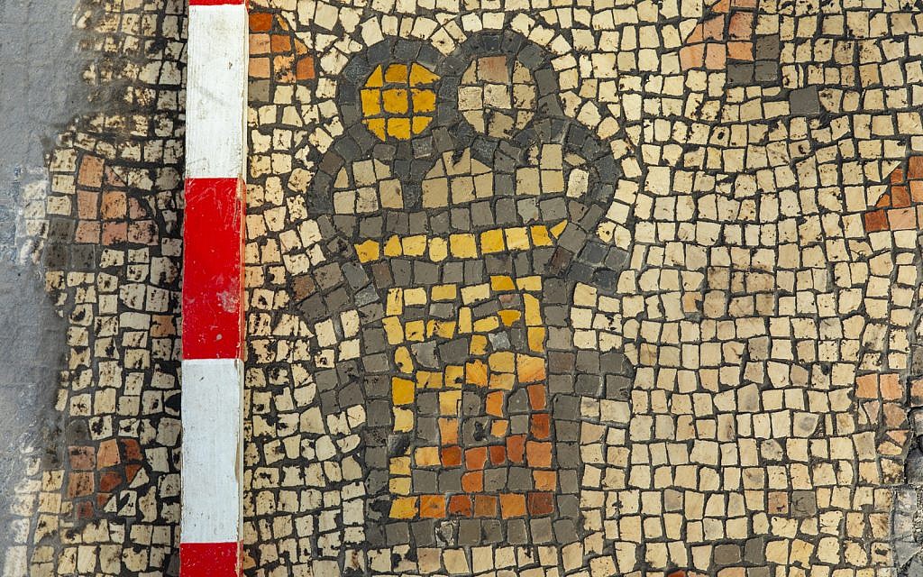 Un possible panier de pain d'une mosaïque de "l'Eglise brûlée" sur le projet de Fouilles Hippos-Sussita au parc national Susita, été 2019. (Crédit : Michael Eisenberg)
