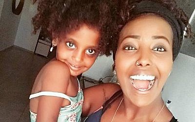 Sefy Bililin et sa fille de trois ans Pri'el. (Facebook)