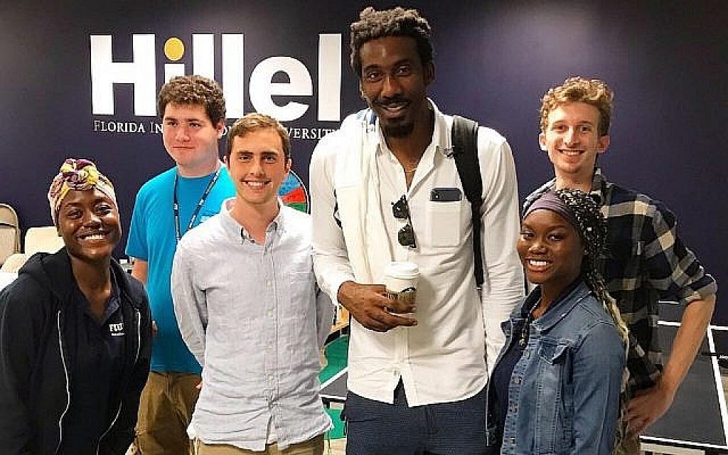 Amare Stoudemire, le plus grand, conduit une initiative pour connecter les étudiants juifs et afro-américains à l'Université internationale de Floride. (Crédit: FIU Hillel via JTA)