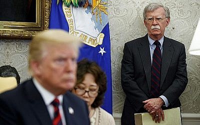 Le président américain Donald Trump, à gauche, rencontre le président sud-coréen Moon Jae-In dans le Bureau oval de la Maison Blanche à Washington, alors que le conseiller national à la sécurité John Bolton, à droite, observe le 22 mai 2018. (Evan Vucci/AP)