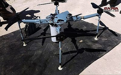 Cette photo publiée par l'agence de presse officielle syrienne SANA montre un drone qui, selon SANA, a été contrôlé et démonté par les autorités. Il aurait été piégé avec des armes à sous-munition à la pointe du lateau israélien du Golan, dans le sud de la Syrie, le 21 septembre 2019. (SANA via AP)