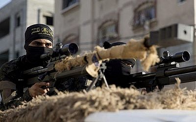 Des membres palestiniens des brigades Al-Quds, l'aile militaire du Jihad islamique, défilent avec leurs armes pour montrer leur loyauté à Ziad al-Nakhalah, le nouveau chef du mouvement soutenu par l'Iran, lors d'une manifestation dans les rues de Gaza, le 4 octobre 2019. (AP Photo/Hatem Moussa) Des membres palestiniens des brigades Al-Quds, l'aile militaire du Jihad islamique, défilent avec leurs armes pour montrer leur loyauté à Ziad al-Nakhalah, le nouveau chef du mouvement soutenu par l'Iran, lors d'une manifestation dans les rues de Gaza, le 4 octobre 2019. (AP Photo/Hatem Moussa)