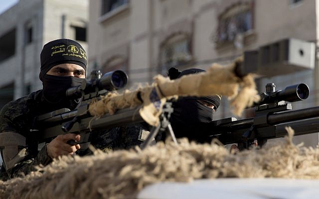 Des membres palestiniens des brigades Al-Quds, l'aile militaire du Jihad islamique, défilent avec leurs armes pour montrer leur loyauté à Ziad al-Nakhalah, le nouveau chef du mouvement soutenu par l'Iran, lors d'une manifestation dans les rues de Gaza, le 4 octobre 2019. (AP Photo/Hatem Moussa) Des membres palestiniens des brigades Al-Quds, l'aile militaire du Jihad islamique, défilent avec leurs armes pour montrer leur loyauté à Ziad al-Nakhalah, le nouveau chef du mouvement soutenu par l'Iran, lors d'une manifestation dans les rues de Gaza, le 4 octobre 2019. (AP Photo/Hatem Moussa)