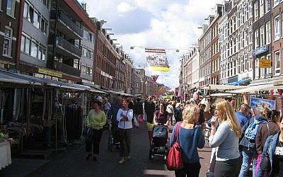 Le marché Albert Cuyp Market à Amsterdam, où un père et son fils juifs ont été poignardée en mars 2019. (CC BY-SA 3.0, Michiel1972, Wikipedia)