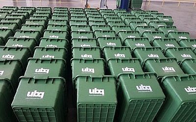 Des poubelles fabriquées avec le matériel UBQ (Crédit)