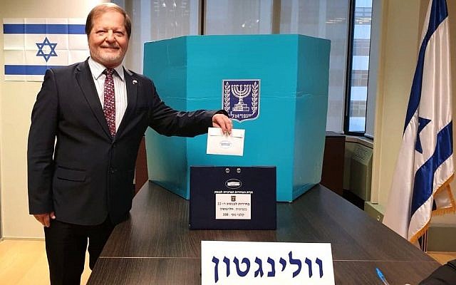 Itzhak Gerberg, l'ambassadeur israélien en Nouvelle-Zélande dépose son bulletin de vote le 5 septembre 2019 à Wellington, Nouvelle-Zélande (Ministère des Affaires étrangères) Itzhak Gerberg, l'ambassadeur israélien en Nouvelle-Zélande dépose son bulletin de vote le 5 septembre 2019 à Wellington, Nouvelle-Zélande (Ministère des Affaires étrangères)