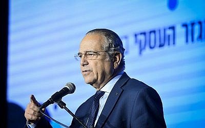 Shraga Brosh, le président de l'association des producteurs d'Israël, intervient à une conférence de business à Tel Aviv le 21 février 2019. (Flash90)