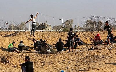 Des manifestants palestiniens s'opposent aux soldats israéliens après une manifestation le long de la frontière entre Israël et Gaza, le 6 septembre 2019. (Abed Rahim Khatib/Flash90)