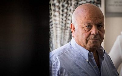 Ezra Saidoff, l'ancien directeur assistant du Bureau du Premier ministre, vu au tribunal e Jérusalem pour entendre le verdict de son procès le 25 septembre 2019. (Yonatan Sindel/Flash90)