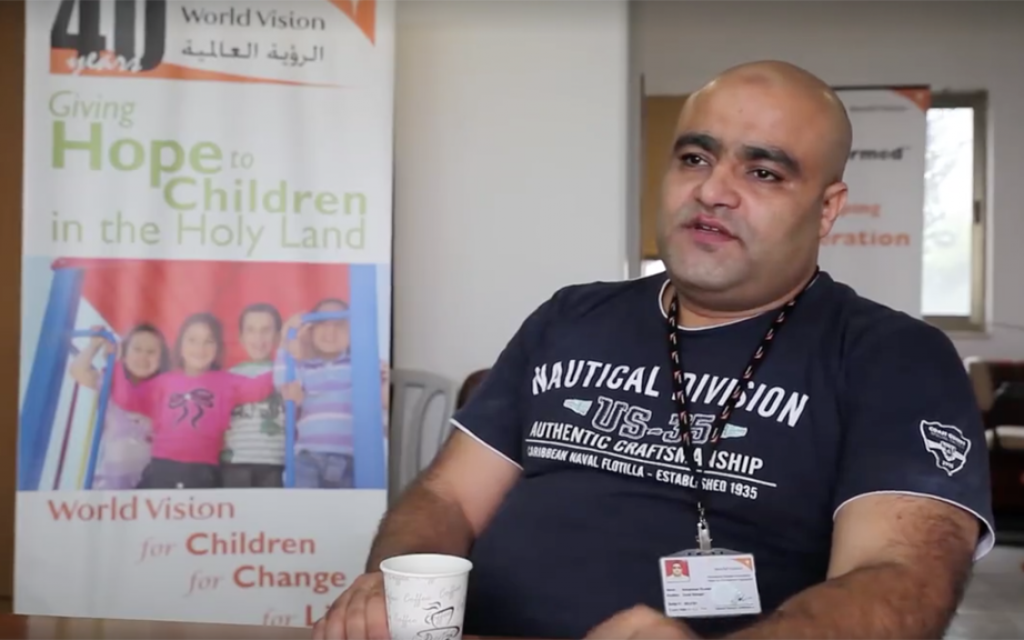 Muhammad el-Halabi, un responsable de l'opération de charité World Vision dans la bande de Gaza, a été inculpé le 4 août 2016 pour avoir dévides fonds de charité à destination de l'organisation terroriste.
(Capture d'écran: World Vision) Muhammad el-Halabi, un responsable de l'opération de charité World Vision dans la bande de Gaza, a été inculpé le 4 août 2016 pour avoir dévides fonds de charité à destination de l'organisation terroriste.
(Capture d'écran: World Vision)