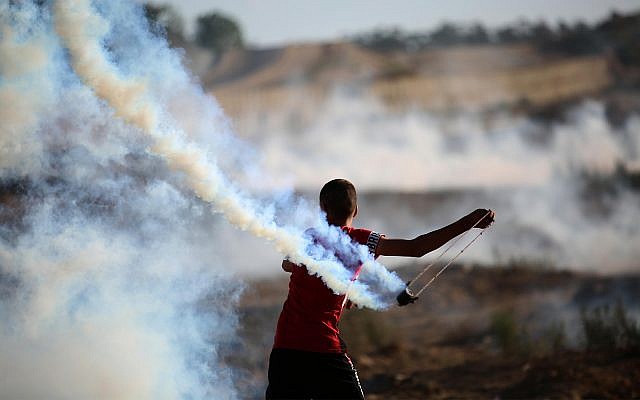Des émeutiers palestiniens à la frontière avec Gaza, le 30 août 2019. (Hassan Jedi/Flash90) Des émeutiers palestiniens à la frontière avec Gaza, le 30 août 2019. (Hassan Jedi/Flash90)