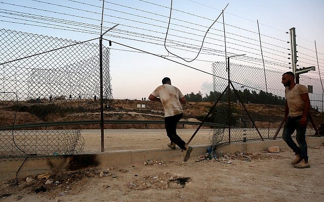 Des Palestiniens traversent illégalement une barrière de sécurité pour entrer en Israël autour de la ville d'Hébron en Cisjordanie, le 6 août 2019. (Wisam Hashlamoun/Flash90) Des Palestiniens traversent illégalement une barrière de sécurité pour entrer en Israël autour de la ville d'Hébron en Cisjordanie, le 6 août 2019. (Wisam Hashlamoun/Flash90)