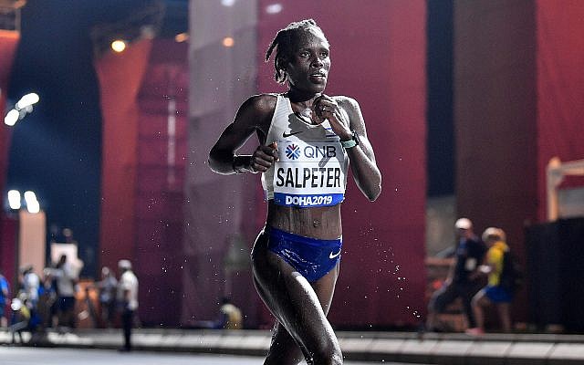La marathonienne israélienne Lonah Chemtai Salpeter participe au marathon féminin au Championnat du monde d'athlétisme à Doha, au Qatar, le 28 septembre 2019. (AP Photo/Martin Meissner) La marathonienne israélienne Lonah Chemtai Salpeter participe au marathon féminin au Championnat du monde d'athlétisme à Doha, au Qatar, le 28 septembre 2019. (AP Photo/Martin Meissner)