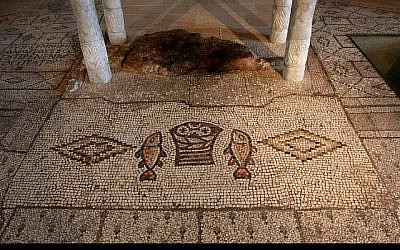 Des mosaïques préservées de la période byzantine de l'Eglise de la Multiplication des pains et des poissons à Tagba, sur le lac de Tibériade. (Rishwanth Jayapaul / FLASH90)
