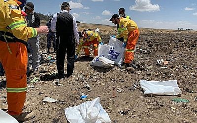 Des membres de l'équipe de secours et de recherche ZAKA sur le site du crash d'un Boeing 737 MAX 8 d'Ethiopian Airlines, au sud d'Addis Abeba, le 12 mars 2019 (Crédit : AP/Mulugeta Ayene)