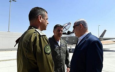 Le Premier ministre Benjamin Netanyahu, à droite, avec le chef d'Etat major de l'Armée, le général Aviv Kohavi, à gauche, et le chef de l'armée de l'Air, le général Amikam Norkin, au centre, à la base de l'armée de l'Air de Nevatim, le 9 juillet 2019. (Ariel Hermoni/ Ministère de la Défense) Le Premier ministre Benjamin Netanyahu, à droite, avec le chef d'Etat major de l'Armée, le général Aviv Kohavi, à gauche, et le chef de l'armée de l'Air, le général Amikam Norkin, au centre, à la base de l'armée de l'Air de Nevatim, le 9 juillet 2019. (Ariel Hermoni/ Ministère de la Défense)
