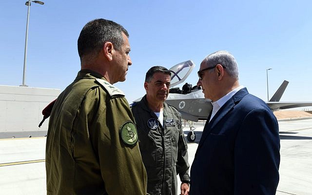 Le Premier ministre Benjamin Netanyahu, à droite, avec le chef d'Etat major de l'Armée, le général Aviv Kohavi, à gauche, et le chef de l'armée de l'Air, le général Amikam Norkin, au centre, à la base de l'armée de l'Air de Nevatim, le 9 juillet 2019. (Ariel Hermoni/ Ministère de la Défense) Le Premier ministre Benjamin Netanyahu, à droite, avec le chef d'Etat major de l'Armée, le général Aviv Kohavi, à gauche, et le chef de l'armée de l'Air, le général Amikam Norkin, au centre, à la base de l'armée de l'Air de Nevatim, le 9 juillet 2019. (Ariel Hermoni/ Ministère de la Défense)