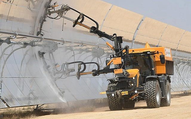 Un camion nettoie la poussière de miroirs thermo-solaires dans l'usine d'Ashalim du Negev, le 29 août 2019. (Avshalom Sasoni) Un camion nettoie la poussière de miroirs thermo-solaires dans l'usine d'Ashalim du Negev, le 29 août 2019. (Avshalom Sasoni)