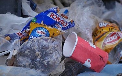 Des déchets en plastique abandonnés sur une plage de Tel Aviv en Israël. (Capture d'écran)
