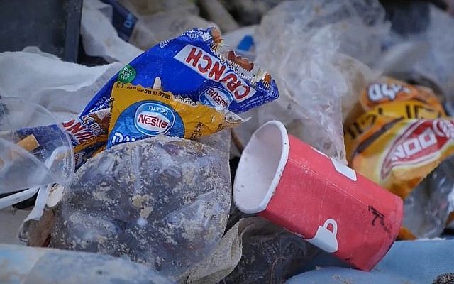 Des déchets en plastique abandonnés sur une plage de Tel Aviv en Israël. (Capture d'écran) Des déchets en plastique abandonnés sur une plage de Tel Aviv en Israël. (Capture d'écran)
