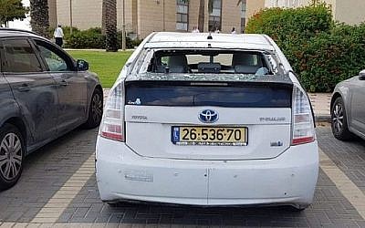 Un voiture endommagée par un obus de tank tiré depuis le Sinaï, dans la communauté israélienne de Bnei Netzarim, le 28 septembre 2019. (Police israélienne)