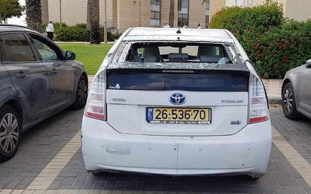 Un voiture endommagée par un obus de tank tiré depuis le Sinaï, dans la communauté israélienne de Bnei Netzarim, le 28 septembre 2019. (Police israélienne) Un voiture endommagée par un obus de tank tiré depuis le Sinaï, dans la communauté israélienne de Bnei Netzarim, le 28 septembre 2019. (Police israélienne)