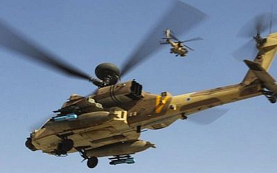Des hélicoptères Apache de l'armée de l'air israélienne. (Nati Shohat/Flash90)