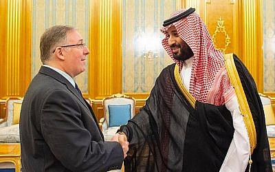 Joel C. Rosenberg, gauche, est accueilli par le Prince couronnée Mohammed ben Salman dans le Palais Royal à Jeddah, en Arabie Saoudite, le 10 septembre 2019. (Crédit : Ambassade saoudienne à Washington)