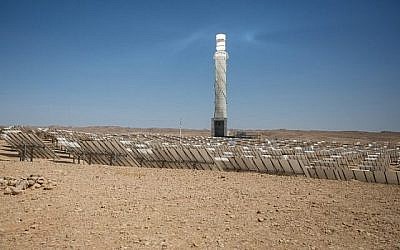 Une image de la centrale électrique solaire d'Ashalim dans le désert du 19 juin 2018. (Miriam Alster/FLASh90)