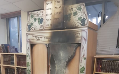 Un incendie a détruit l'arche de la Torah à la synagogue de l'hôpital Beilinson à Petah Tikvah, après un incendie criminel août 2019. (Police israélienne) Un incendie a détruit l'arche de la Torah à la synagogue de l'hôpital Beilinson à Petah Tikvah, après un incendie criminel août 2019. (Police israélienne)