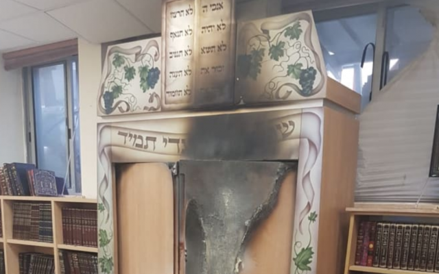 Un incendie a détruit l'arche de la Torah à la synagogue de l'hôpital Beilinson à Petah Tikvah, après un incendie criminel août 2019. (Police israélienne) Un incendie a détruit l'arche de la Torah à la synagogue de l'hôpital Beilinson à Petah Tikvah, après un incendie criminel août 2019. (Police israélienne)