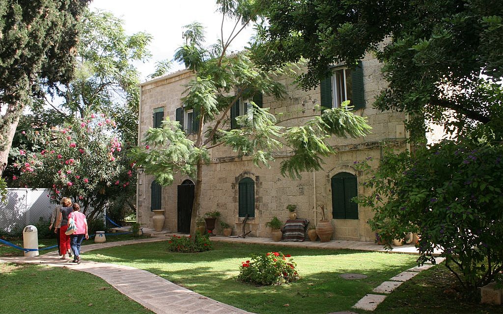 Le bâtiment qui accueille dorénavant l'ONG  Bridges for Peace avait été construit par la famille royale éthiopienne au tout début du 20ème siècle (Crédit :  Shmuel Bar-Am)