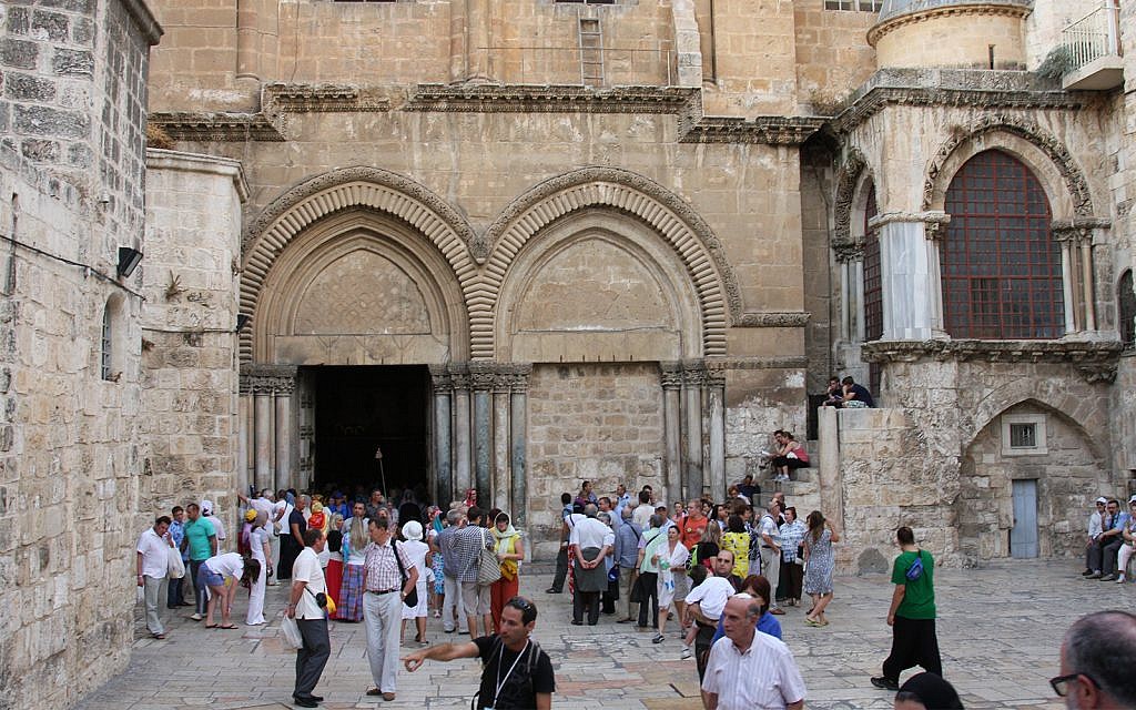 L'entrée à l'église du Saint-sépulcre (Crédit : Shmuel Bar-Am)