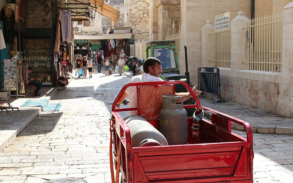 Des chariots transportant des marchandises dans le quartier chrétien de la Vieille Ville (Crédit : Shmuel Bar-Am)