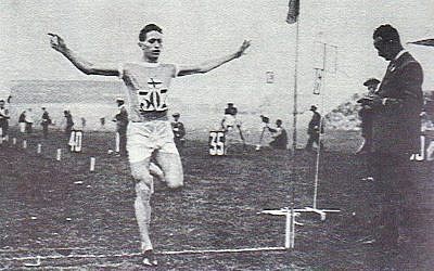 Elias Katz franchit la ligne d'arrivée au stade de Helsinki, aux environs de 1920 (Capture d'écran)