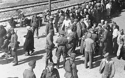 L'une des nombreuses images de "l'album d'Auschwitz" prises depuis le haut d'un wagon au mois de mai 1944. Plusieurs officiers SS et victimes juives qui venaient d'arriver ont été identifiées. (Crédit : Yad Vashem)